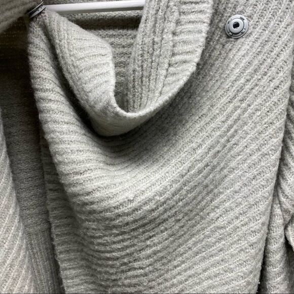 Saks Fifth Avenue wrap size Small Gray - Picture 12 of 13